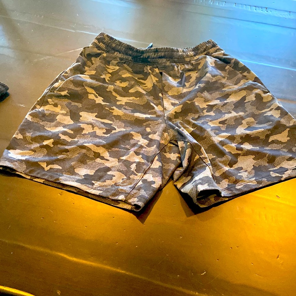 Lululemon Surge Shorts (Size M)